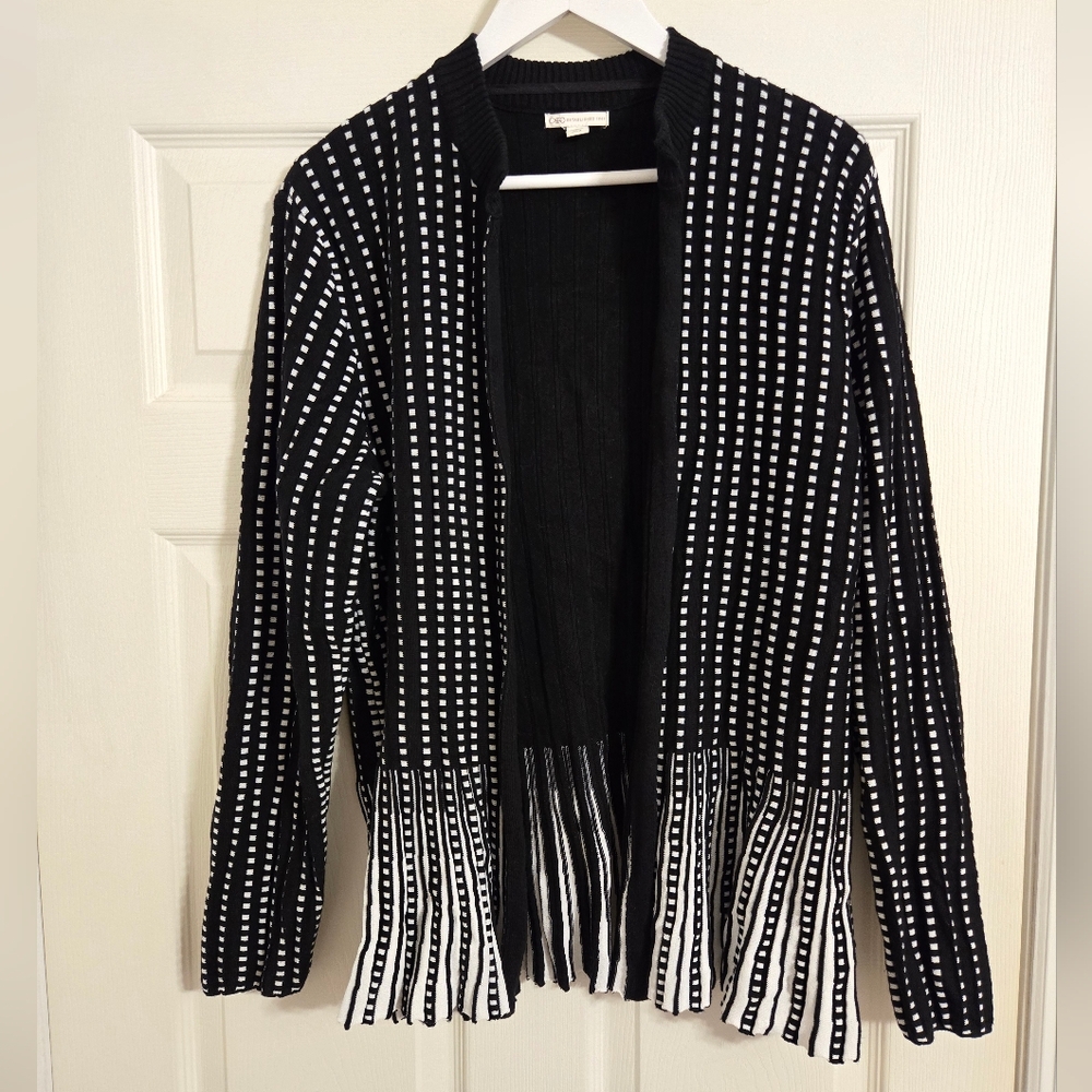 Cato black and white open front sweater size 18/20 W